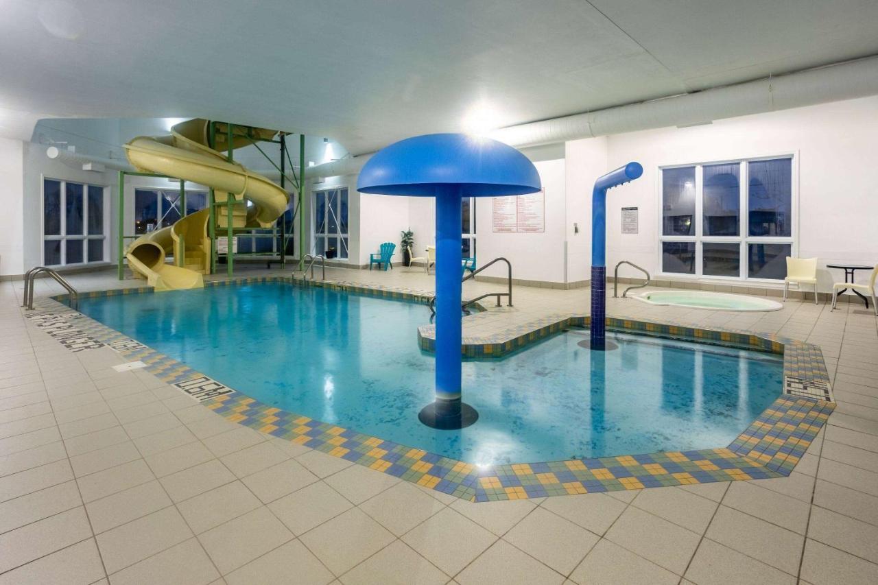 Super 8 By Wyndham Quebec City Ngoại thất bức ảnh