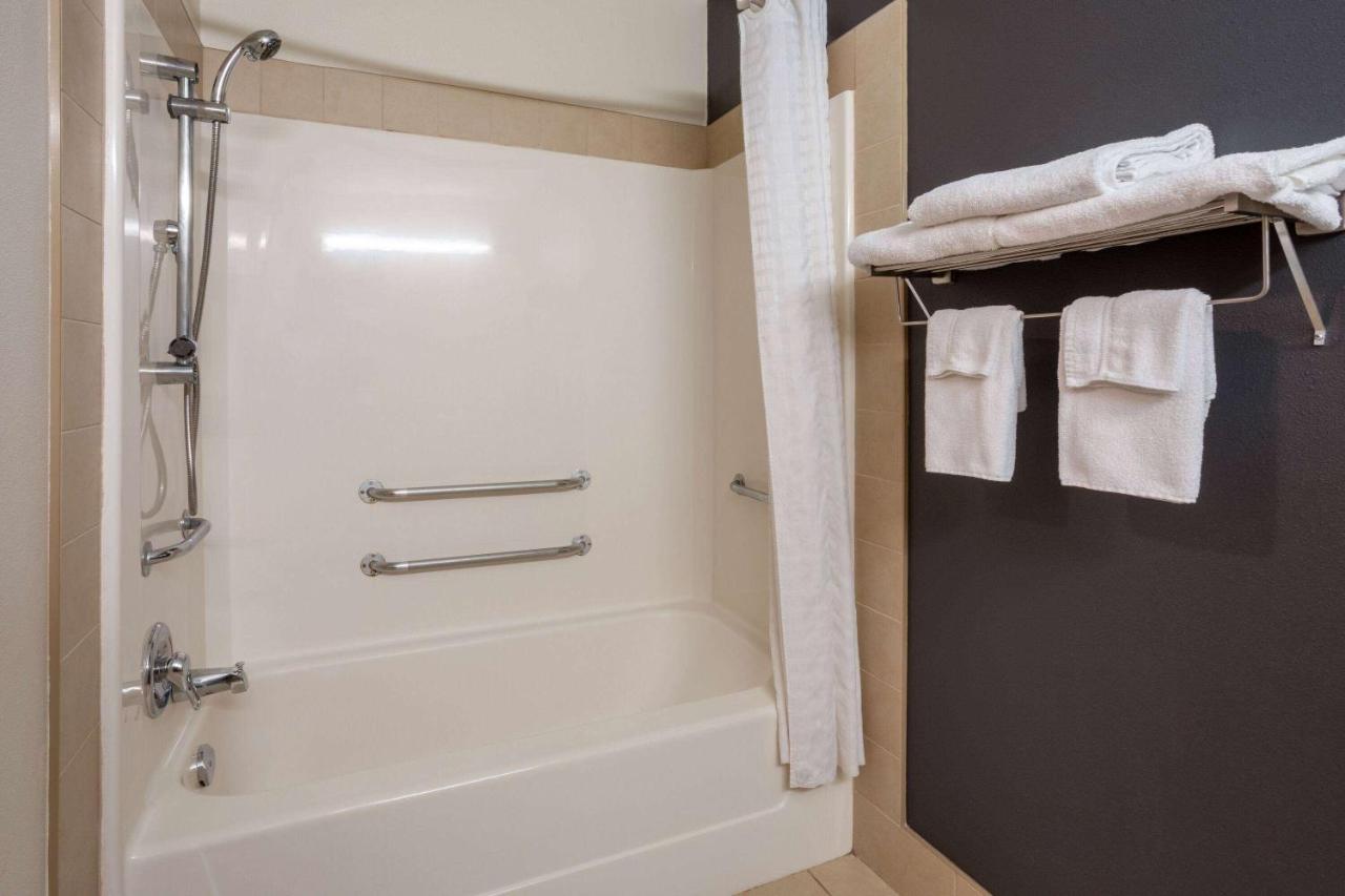 Super 8 By Wyndham Quebec City Ngoại thất bức ảnh