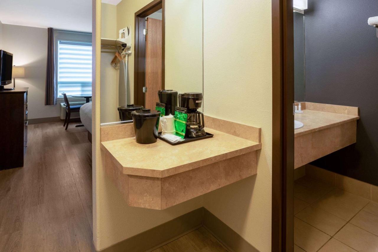 Super 8 By Wyndham Quebec City Ngoại thất bức ảnh